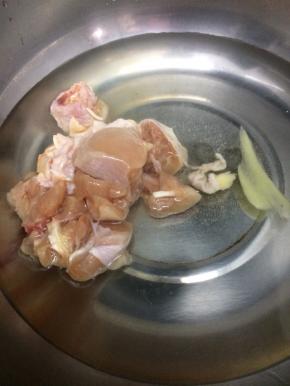 汤锅里加入水、料酒和姜，在把鸡腿肉放入焯水，去除血水