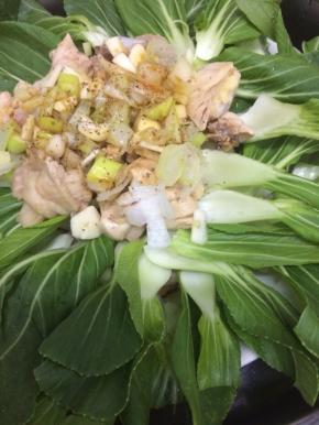 锅里加入适量的水烧开，然后将菜放入锅中蒸十分钟即可