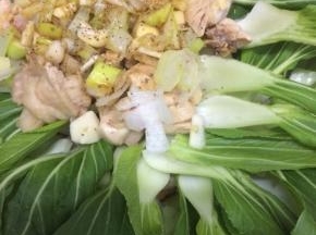 锅里加入适量的水烧开，然后将菜放入锅中蒸十分钟即可
