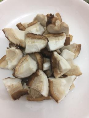 香菇放在盘子的中间