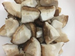 香菇放在盘子的中间