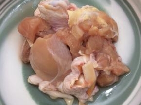 鸡腿剁成适当的块