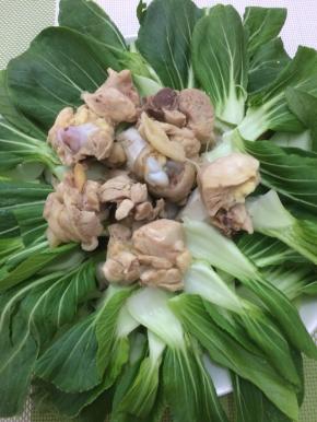 在放入焯好的鸡肉