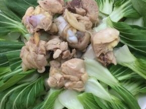在放入焯好的鸡肉