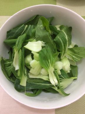 上海青摘洗干净，掰成小段