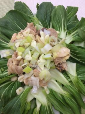 在放上葱、蒜粒