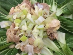 在放上葱、蒜粒