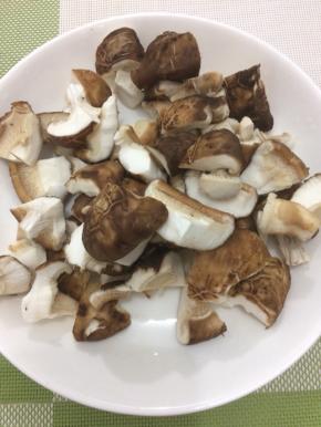香菇同样洗干净，掰成块