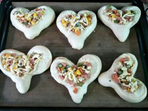 面团发酵完成取出装上馅料，预热烤箱，把面团放入烤箱中上层190度烤18-20分钟，具体温度根据自己合适温度。