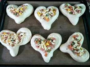 面团发酵完成取出装上馅料，预热烤箱，把面团放入烤箱中上层190度烤18-20分钟，具体温度根据自己合适温度。