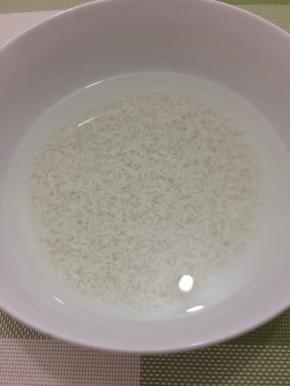 糯米用水洗干净，然后提前泡上两个小时