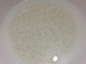 糯米用水洗干净，然后提前泡上两个小时