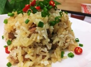出锅后撒上香葱和小米椒即可