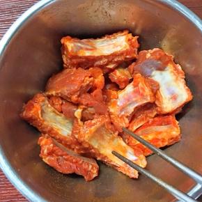 用筷子搅拌均匀后放冰箱冷藏过夜，腌制入味