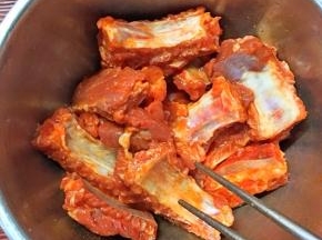用筷子搅拌均匀后放冰箱冷藏过夜，腌制入味