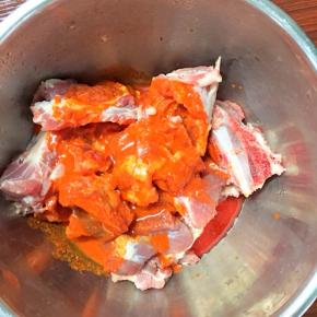 把奥尔良烤肉料和清水倒入盆里