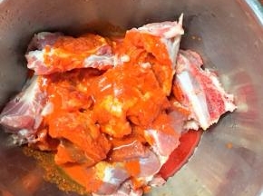 把奥尔良烤肉料和清水倒入盆里