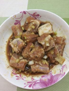 搅拌均匀，然后盖上保鲜膜放入冰箱腌制一夜