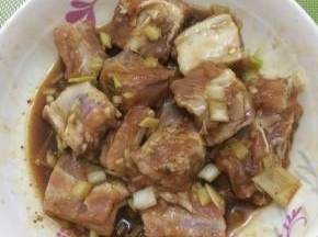 搅拌均匀，然后盖上保鲜膜放入冰箱腌制一夜