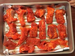 烤网上放锡纸，腌制好的排骨放好，再盖上一层锡纸