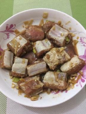 腌好的排骨拿出来