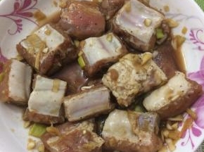 腌好的排骨拿出来
