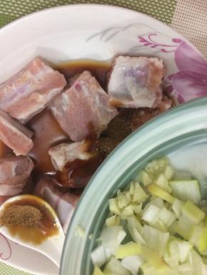 最后放入姜、蒜、葱粒