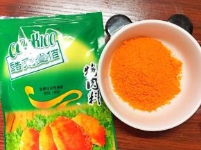称出要用的奥尔良烤肉料，一斤肉一般用35克料，30克清水