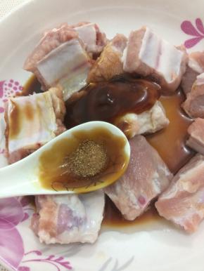 在加入少许五香粉