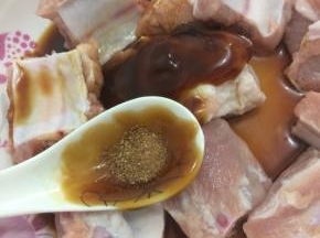 在加入少许五香粉
