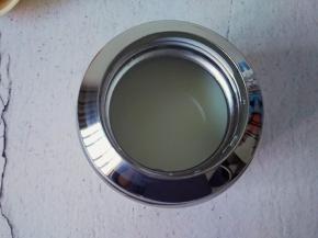 把搅拌均匀的牛奶倒入焖烧罐中（可以先加入白砂糖也行，后加也行）