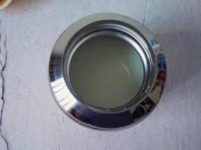 把搅拌均匀的牛奶倒入焖烧罐中（可以先加入白砂糖也行，后加也行）