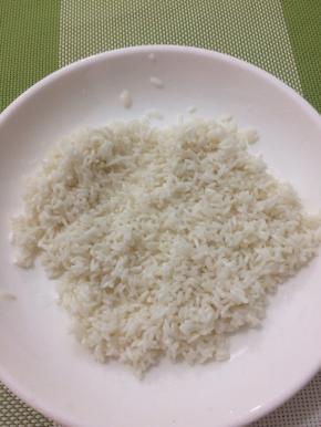 泡好的糯米用漏勺捞出，沥干水分，倒在盘子中