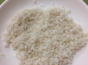 泡好的糯米用漏勺捞出，沥干水分，倒在盘子中