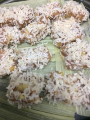 蒸锅中多加一些水烧开，在笼屉上铺上洗干净的玉米，然后把裹着糯米排骨，均匀地摆在上面，大火烧开蒸40分钟