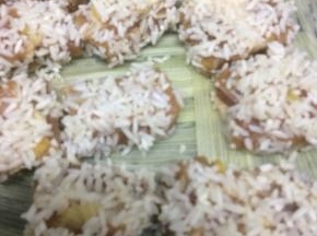 蒸锅中多加一些水烧开，在笼屉上铺上洗干净的玉米，然后把裹着糯米排骨，均匀地摆在上面，大火烧开蒸40分钟