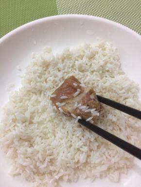 把排骨放在糯米中，均匀的裹上糯米