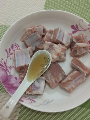 排骨买回来用水冲洗干净，加入料酒