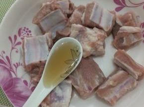 排骨买回来用水冲洗干净，加入料酒