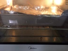 烤箱中层，180度预热，烤35分钟后，把排骨拿出来翻面，并去掉锡纸，烤箱温度调为200度，烤25分