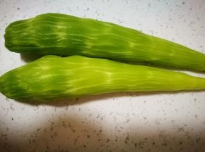 去皮洗净，一些经络也要削去