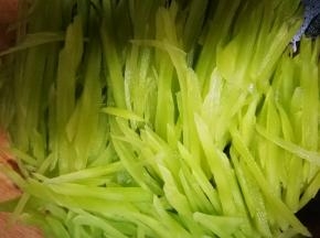 切成细丝，也可以用刨丝工具
