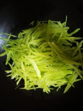 锅烧热，放入花生油，倒入莴笋丝