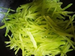 锅烧热，放入花生油，倒入莴笋丝