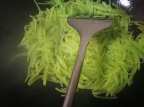 翻炒到莴笋变软