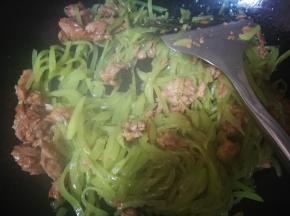 倒入提前处理好的熟肉丝，我前面有些肉丝的处理食谱