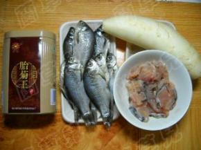 准备好野生鲫鱼、草鱼片、胎菊王、白萝卜。