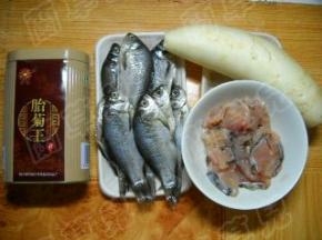 准备好野生鲫鱼、草鱼片、胎菊王、白萝卜。