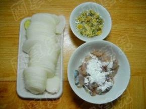 菊花用冷水浸泡；草鱼片加入淀粉、盐拌匀；萝卜、生姜洗净切薄片备用。