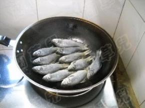 鲫鱼收拾干净，入锅煎制。